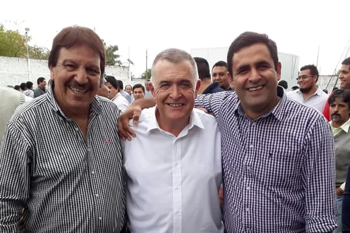 ANTES DE LA PANDEMIA. El comisionado Lucas Córdoba (a la derecha de Jaldo), en un acto oficial en 2019. Foto: Facebook de Juan Víctor Díaz