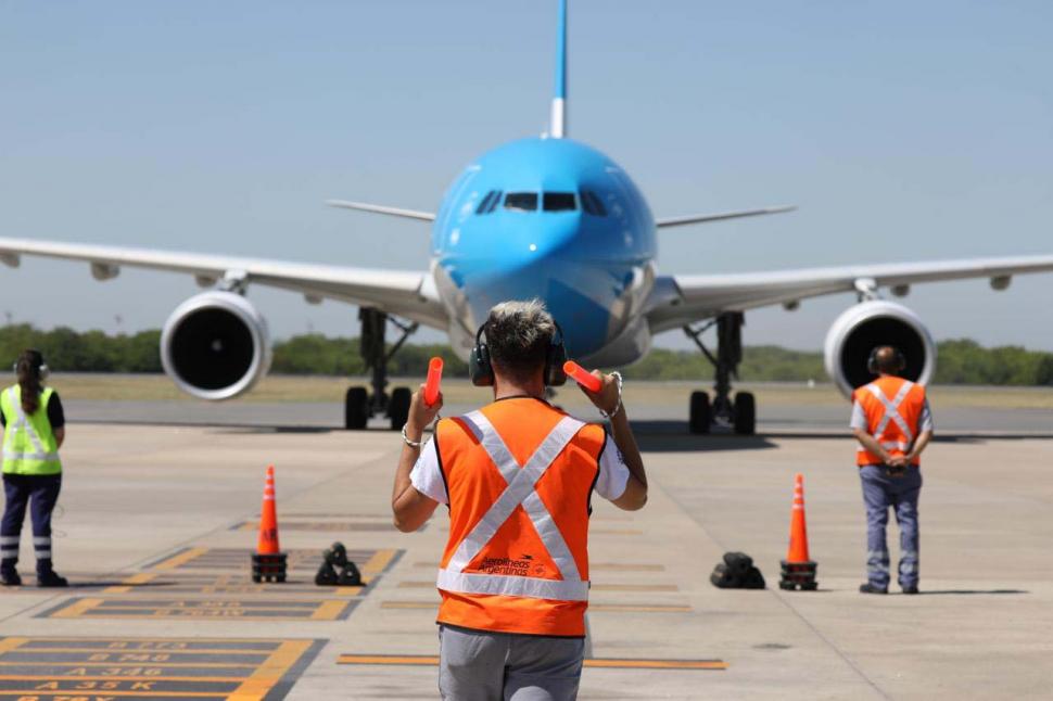 EN PISTA. Los pilotos realizan las últimas maniobras antes de detener el avión con su carga.