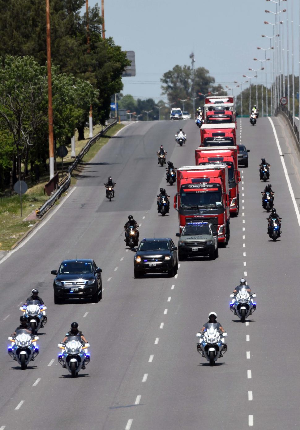 CARAVANA. Las dosis fueron trasladadas en camiones hasta un depósito especialmente preparado.