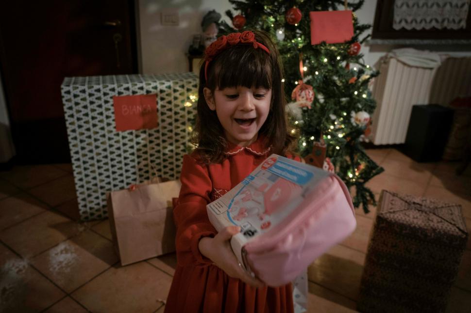 POR LA VENTANA. Pam Harrison, residente de un hogar para ancianos en Londres, abrió sus regalos de Navidad ante la mirada atenta de su hija, Nicky, que la mira a través del vidrio. 