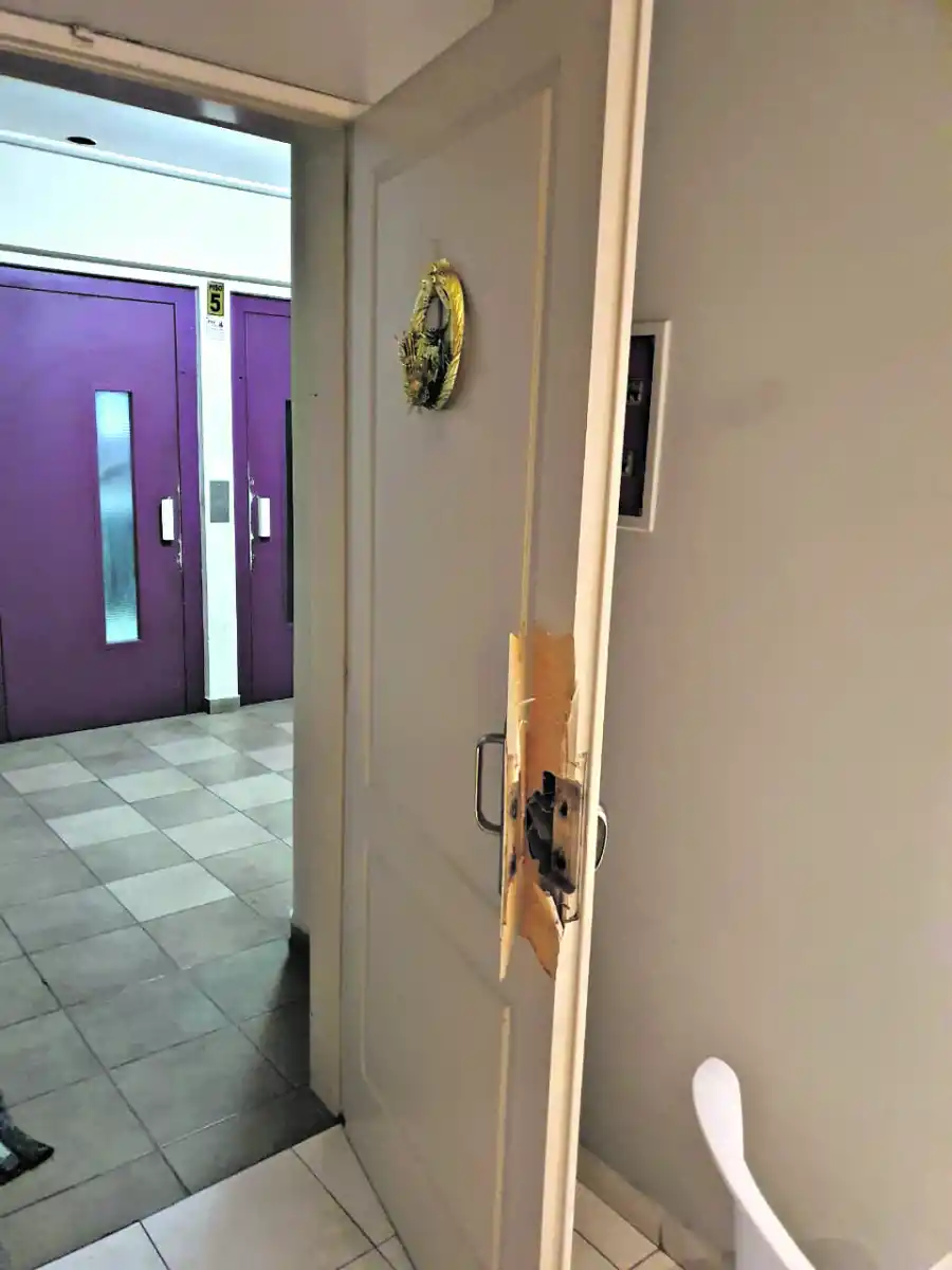 DE PAR EN PAR. Roberto Palina encontró su departamento abierto y con luces encendidas.