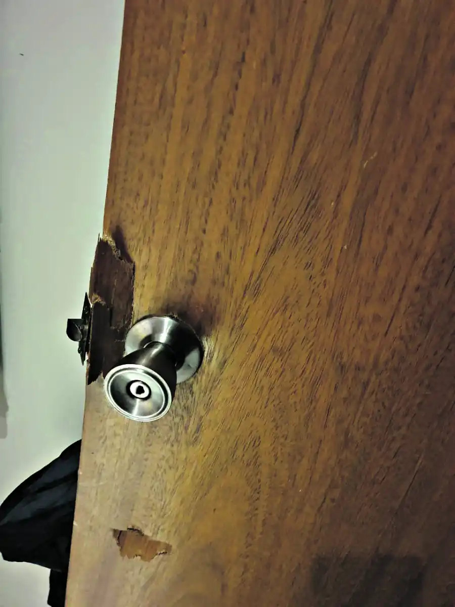 DESTROZADA. Rompieron las cerraduras de las habitaciones donde había dinero.