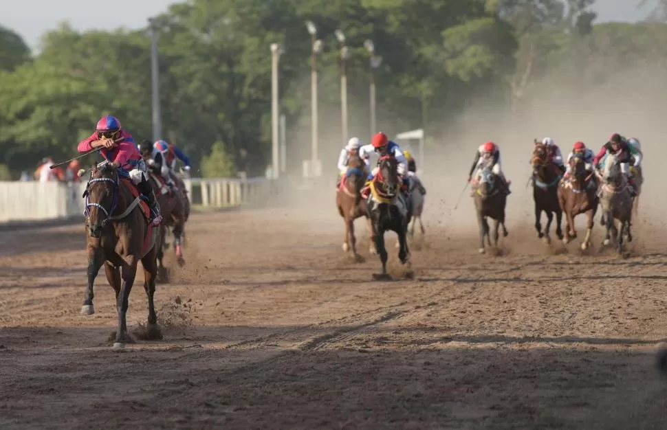 LOGRÓ SU VICTORIA MÁS IMPORTANTE. Montando a Arnoldo, el jockey José Alfredo Vizcarra ganó por primera vez el tradicional Gran Premio “Batalla de Tucumán”. 