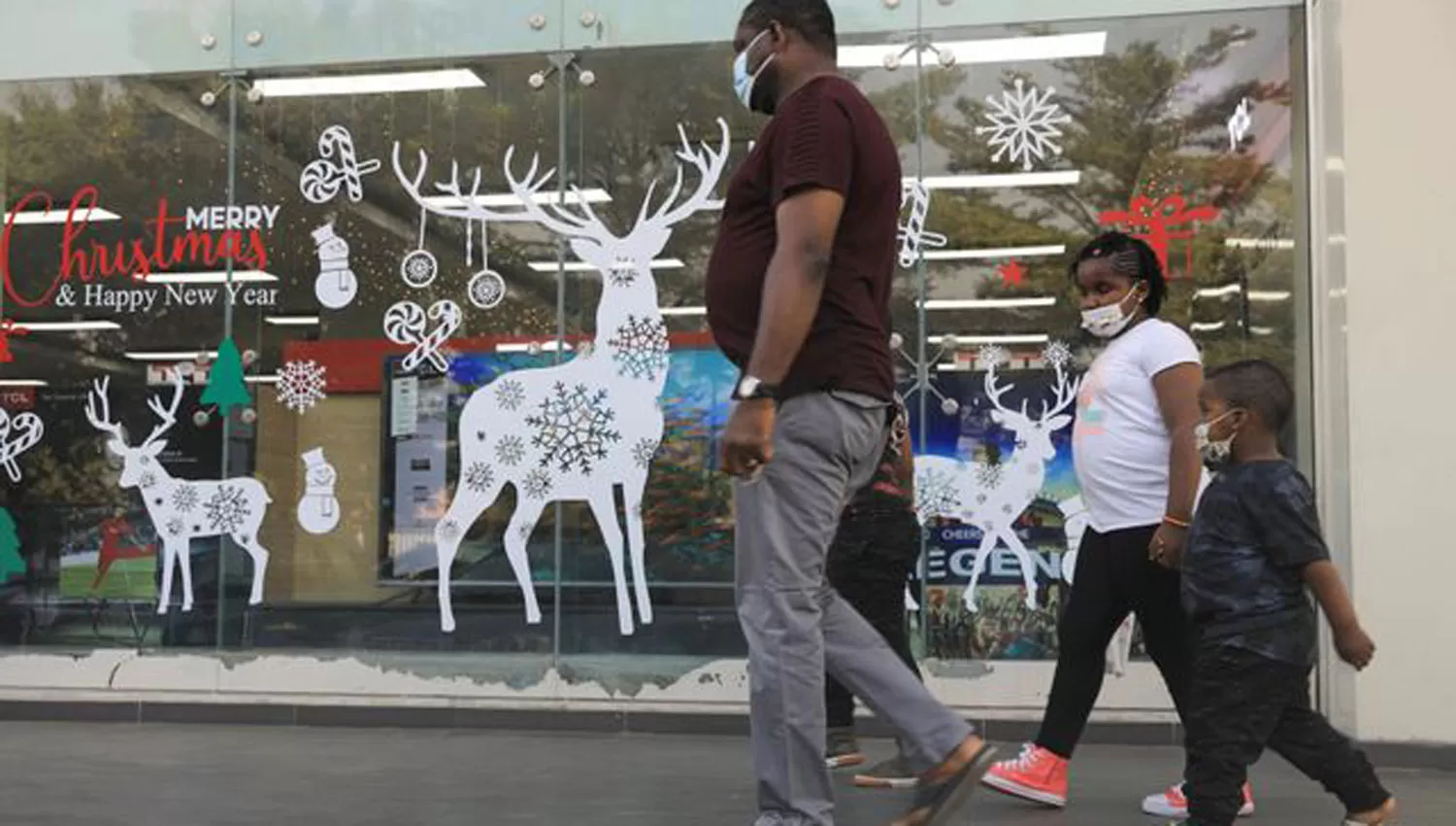 EL MÁS POBLADO. Una familia recorre un centro comercial en Abuja, Nigeria, en víspera de Navidad.