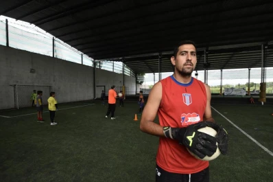 Se paró la pelota y es un durísimo mazazo