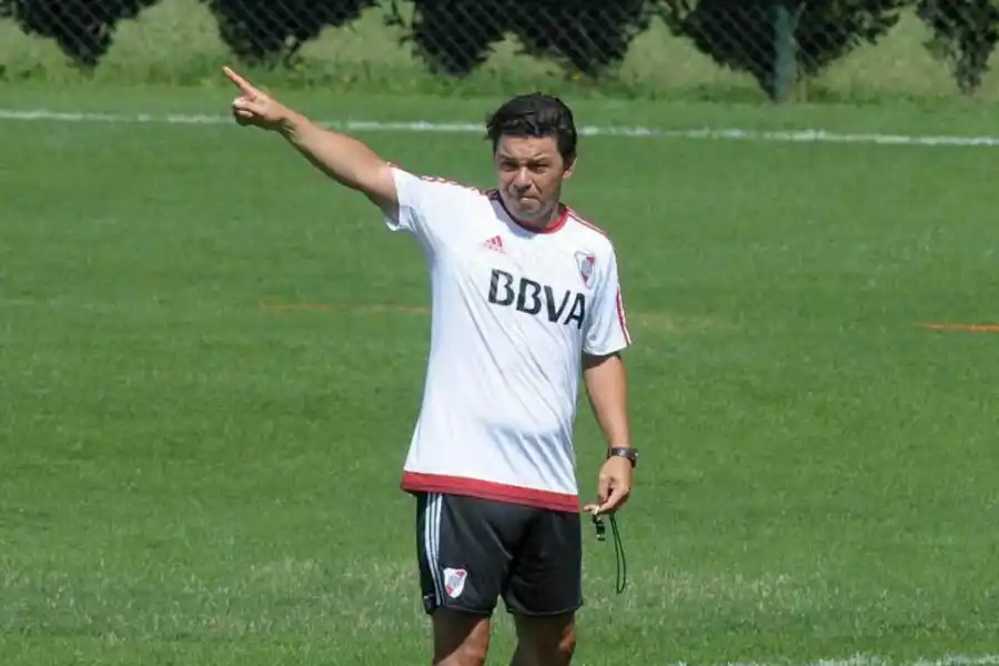 En la antesala del clásico, Boca y River empiezan a definir su futuro en el torneo local 