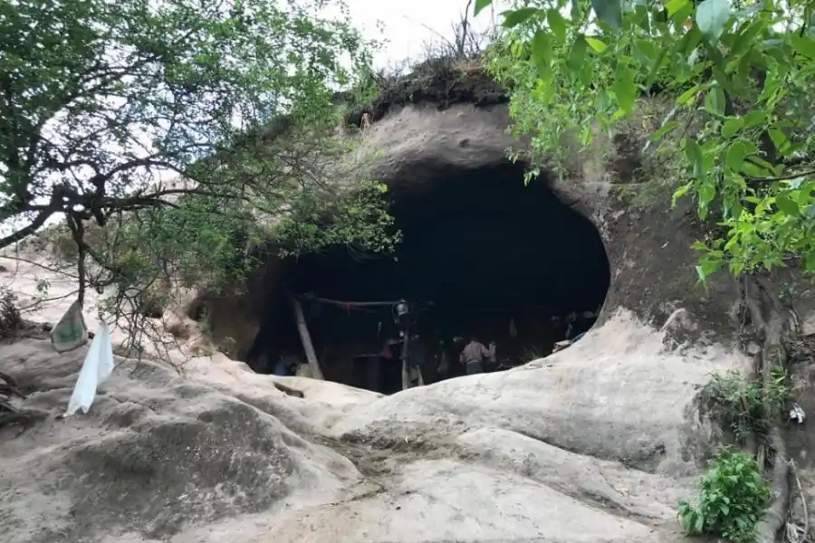 CUANDO EL HOGAR ES UNA CUEVA. Mamaní se las ingenia para pasar las lluvias, el calor y el frío bajo el resguardo de esta gran formación geológica. fotos de juan martin de chazal