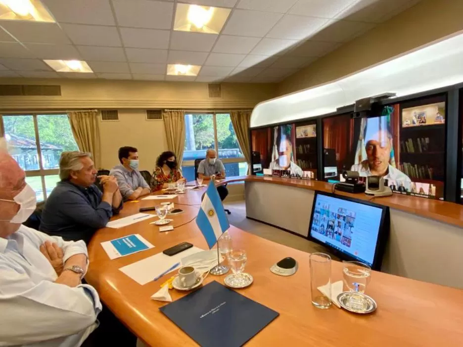 EN LA QUINTA DE OLIVOS. El presidente Fernández y sus colaboradores escuchan las exposiciones de los gobernadores sobre el plan nacional.  