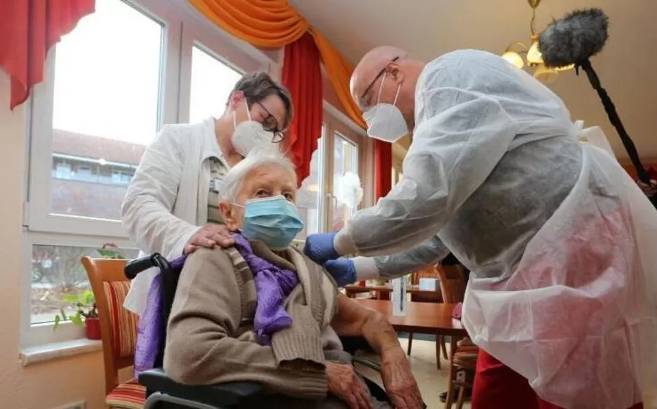 PIONERA. Edith Kwoizalla, de 101 años, fue la primera persona en Alemania en recibir la vacuna de Pfizer ayer.  
