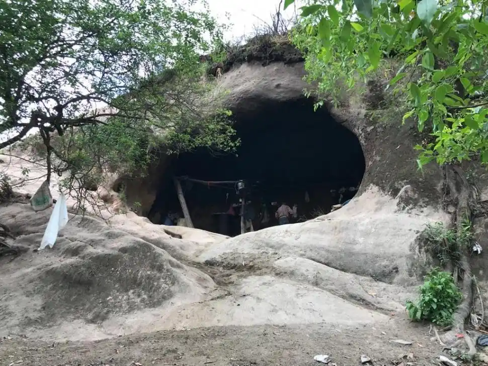 CUANDO EL HOGAR ES UNA CUEVA. Mamaní se las ingenia para pasar las lluvias, el calor y el frío bajo el resguardo de esta gran formación geológica. fotos de juan martin de chazal