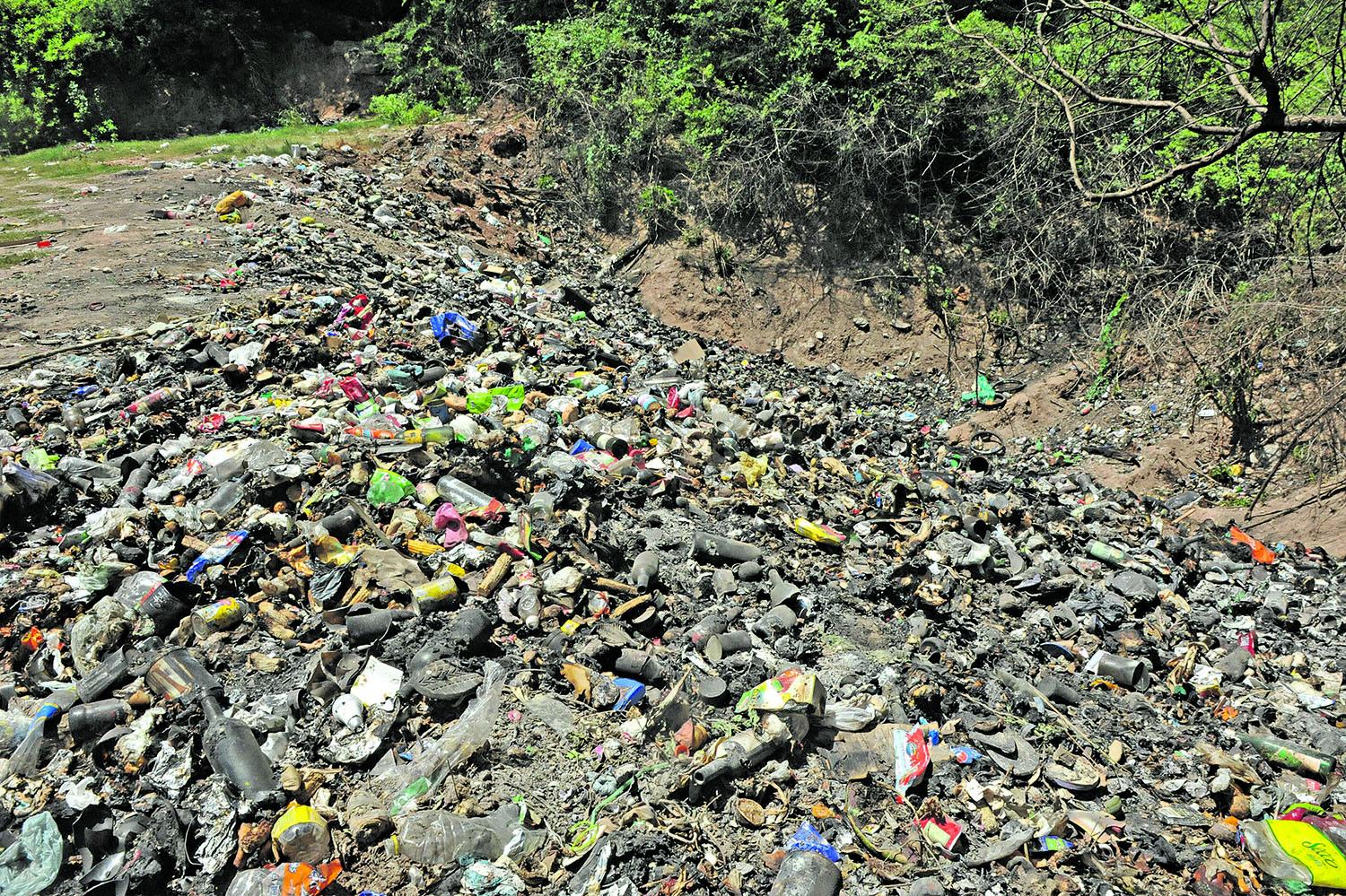 MONTAÑAS DE RESIDUOS. El servicio de recolección no es suficiente para limpiar semejante cantidad de basura.