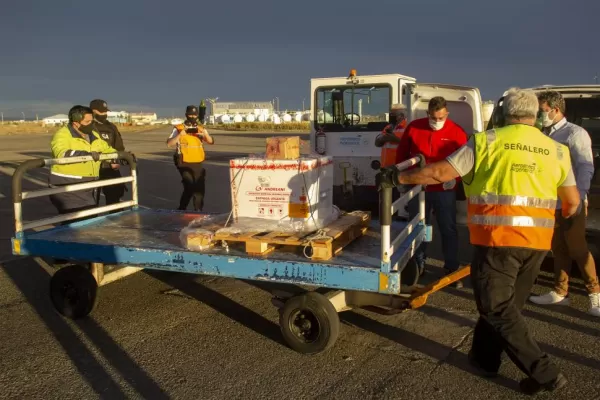 Manzur podría ser el primero en recibir la vacuna rusa
