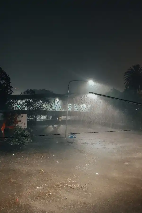 Escena repetida: el agua tapó por completo la zona de 24 de Septiembre y Bernabé Aráoz