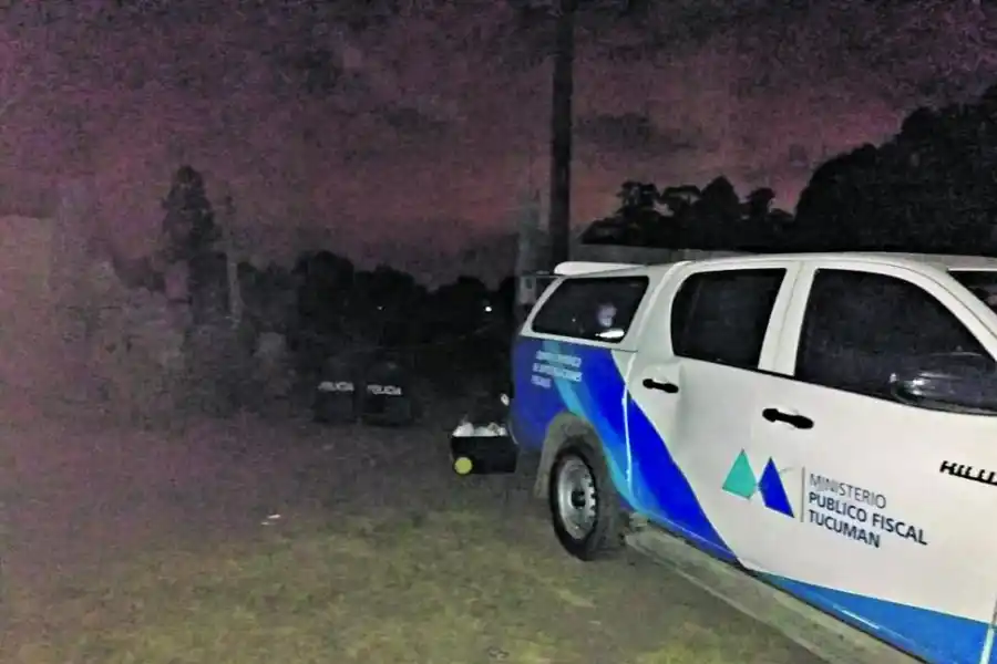 CANCHA. La Policía (de fondo) custodió la escena y buscó al acusado.