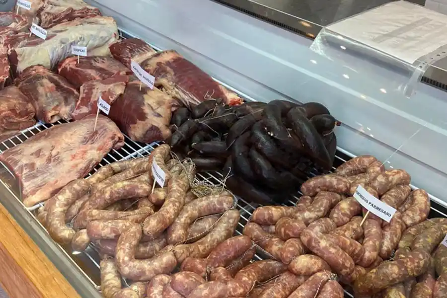 Gran inauguración de La Ema carnicería, productos de campo por excelencia en Barrio Sur