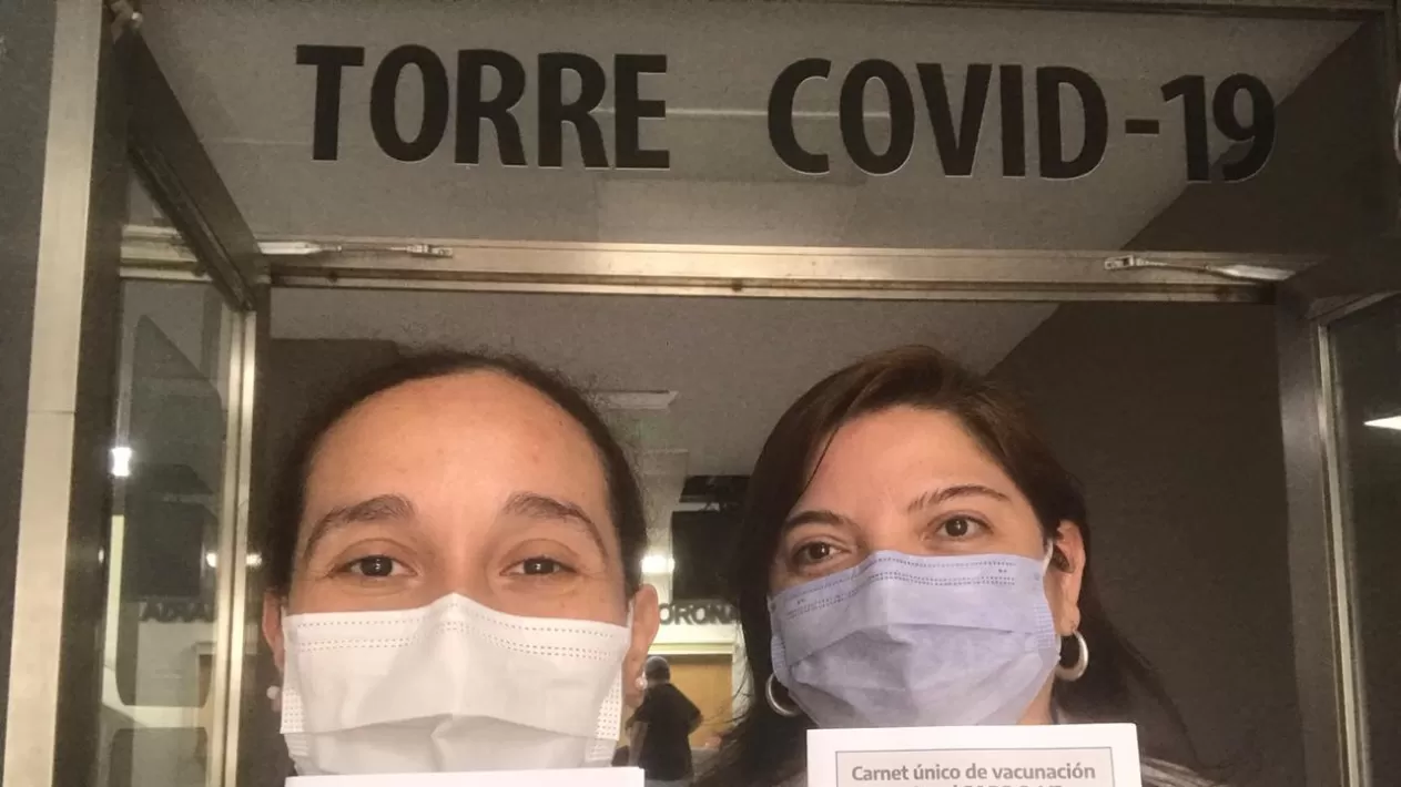 Lorena Basualdo y Griselda Moliner, dos médicas del Centro de Salud que fueron de las primeras en recibir la vacuna