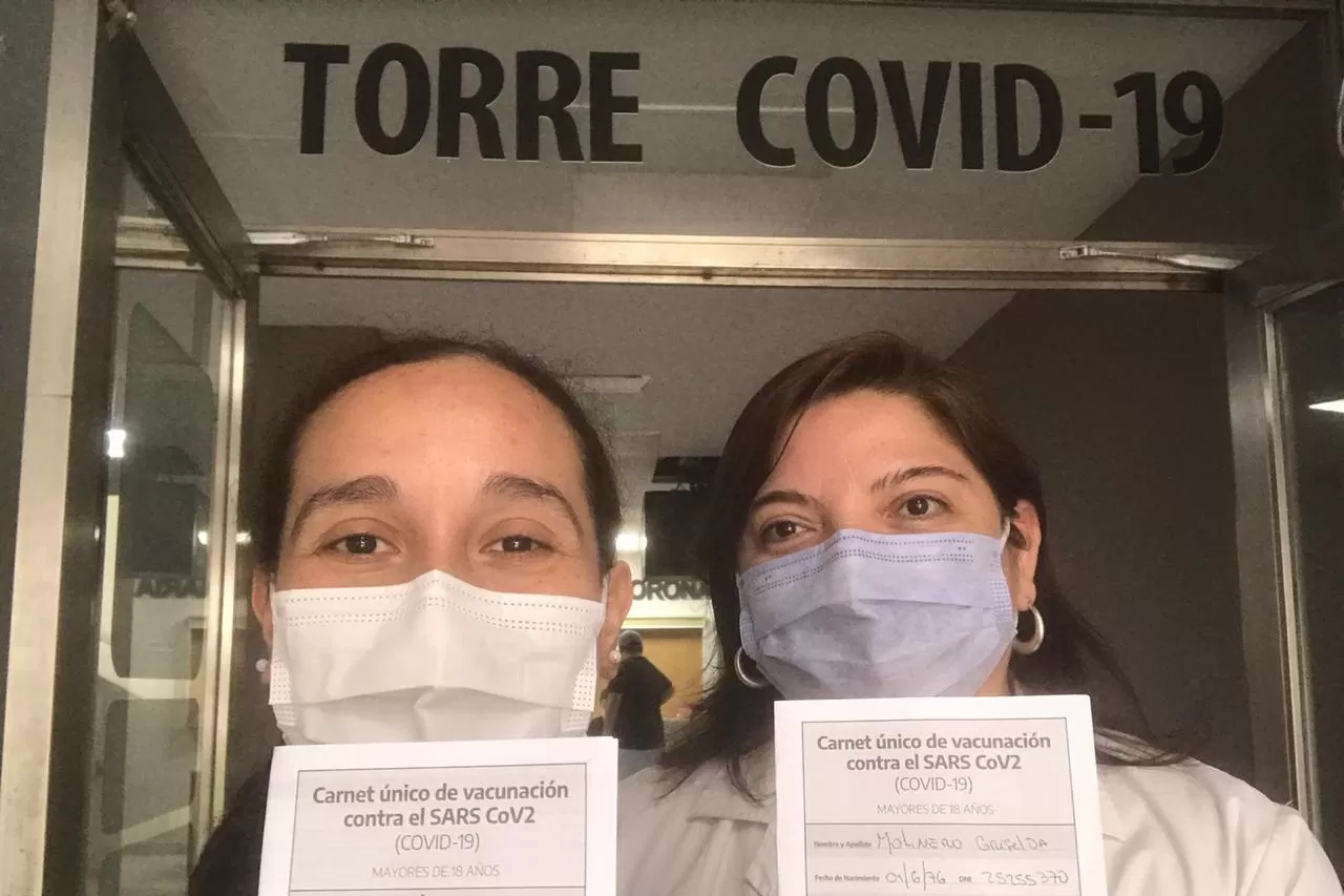 Lorena Basualdo y Griselda Moliner, dos médicas del Centro de Salud que fueron de las primeras en recibir la vacuna