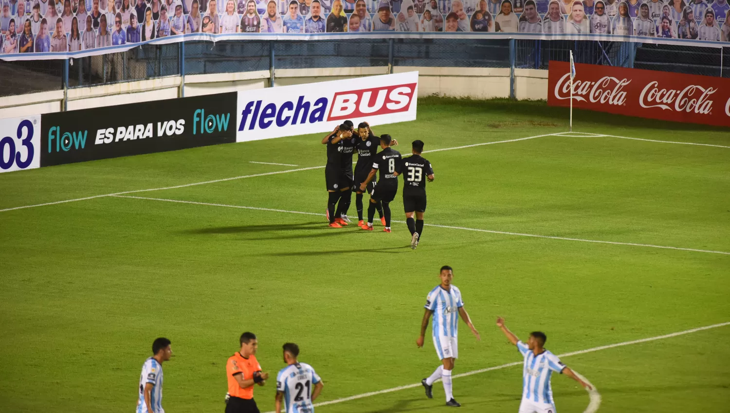 MADRUGADO. Con gol de Ángel Romero, a los 5', de penal, San Lorenzo vence 1 a 0 a Atlético en el Monumental.
