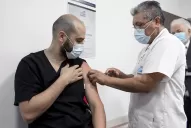 Coronavirus: un médico del Hospital Posadas fue el primer argentino en vacunarse