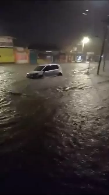 A FLOTE. El agua embiste un vehículo que estaba estacionado y lo empuja calle abajo.  