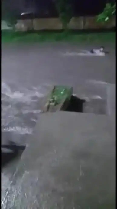 DESESPERACIÓN. un joven es arrastrado por el agua mientras los vecinos lo intentan socorrer.  