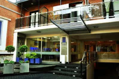 Echaron a un jubilado de un hotel por filmar cómo se inundaba