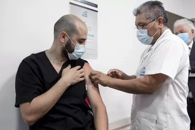 Coronavirus: un médico del Hospital Posadas fue el primer argentino en vacunarse