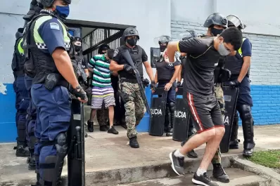 Trasladaron a 40 detenidos al penal de Villa Urquiza