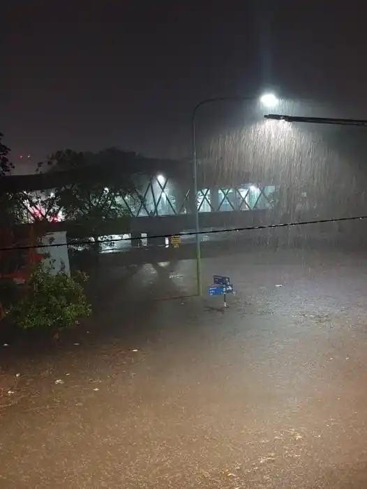 HOSPITAL. Un enfermero lleva a una mujer en silla de ruedas por un pasillo del Centro de Salud, adonde el agua ingresó sin obstáculos.