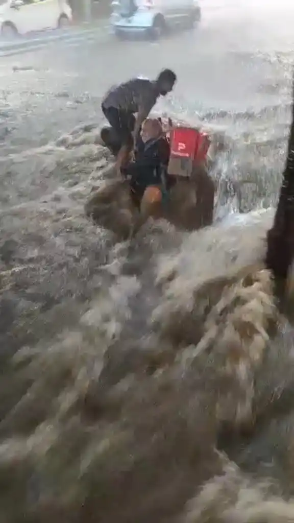 EN PELIGRO. La tormenta arrastró a un cadete que había intentado resguardarse en una vereda. 