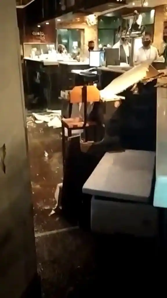 DESTROZOS. Un bar del parque 9 de Julio, también inundado. La lluvia no tuvo piedad.  