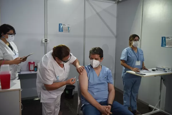 En Tucumán ya colocamos 1.000 vacunas contra la covid-19 en cuatro horas, afirmó Chahla