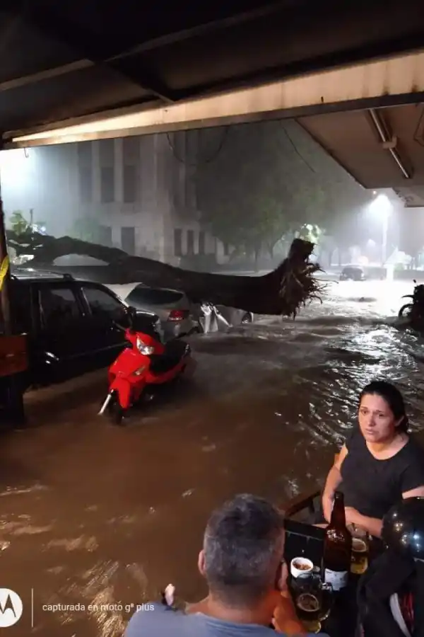 PELIGRO. Los conductores no sabían si avanzar, frenar o improvisar maniobras para escapar de las calles inundadas. 