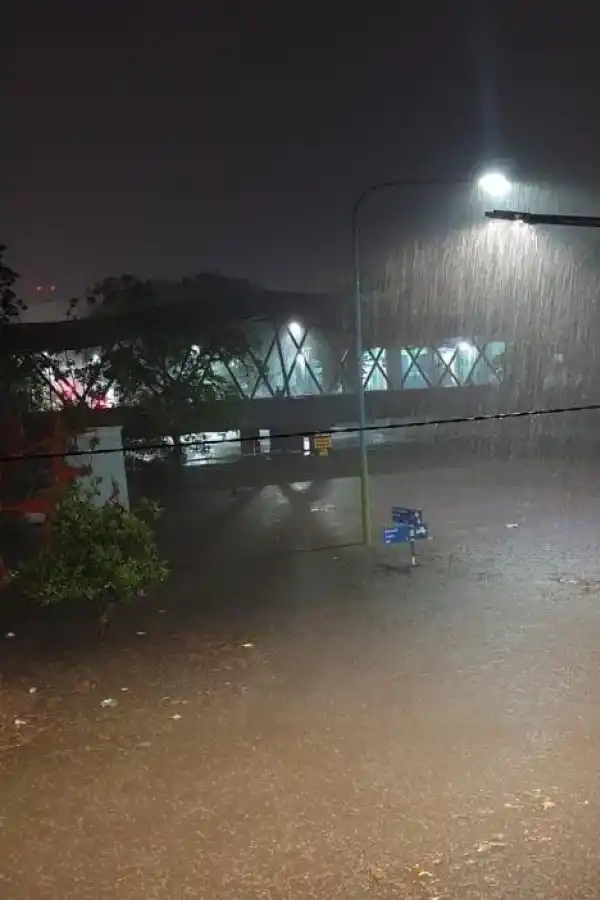 HOSPITAL. Un enfermero lleva a una mujer en silla de ruedas por un pasillo del Centro de Salud, adonde el agua ingresó sin obstáculos.