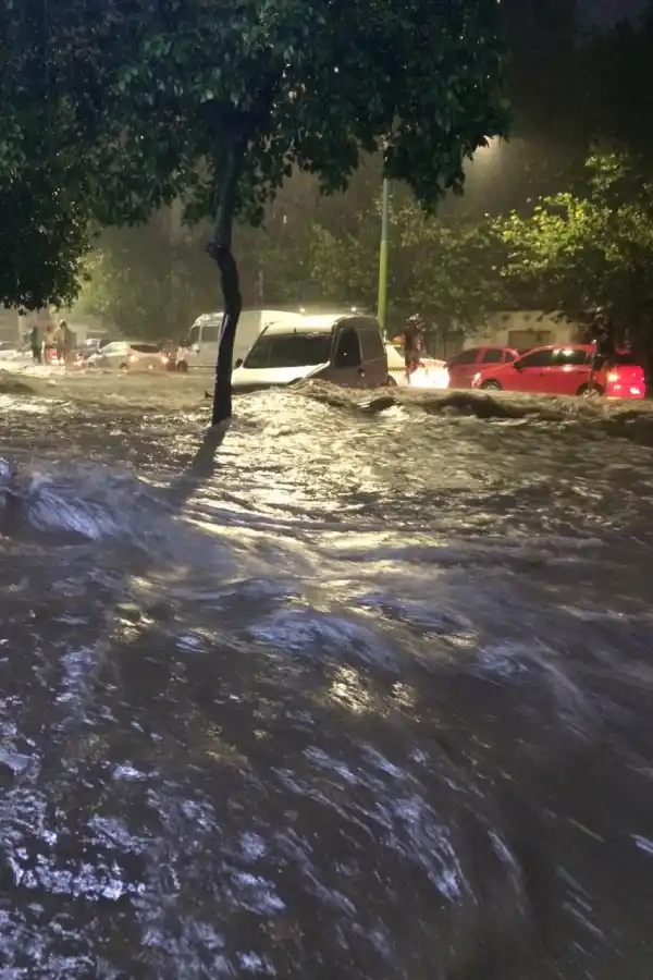 OLAS. La tormenta provocó corrientes de agua móviles y de gran tamaño. Aquí una camioneta de carga todavía permanece a salvo.