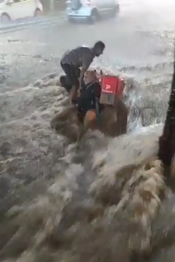 EN PELIGRO. La tormenta arrastró a un cadete que había intentado resguardarse en una vereda. 
