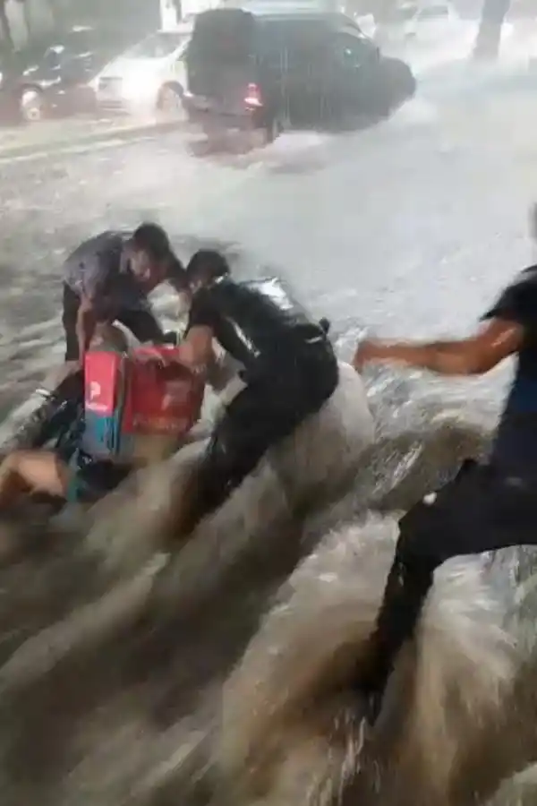 Afortunadamente, el conductor fue rescatado y puesto a salvo. 