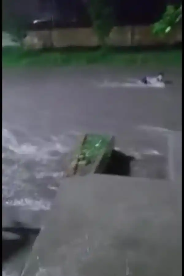 DESESPERACIÓN. un joven es arrastrado por el agua mientras los vecinos lo intentan socorrer.  