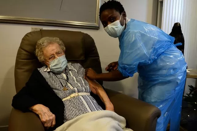 EN BÉLGICA. Lucie Danjou, de 101 años, recibió la primera dosis de la vacuna de Pfizer/BioNtech.  