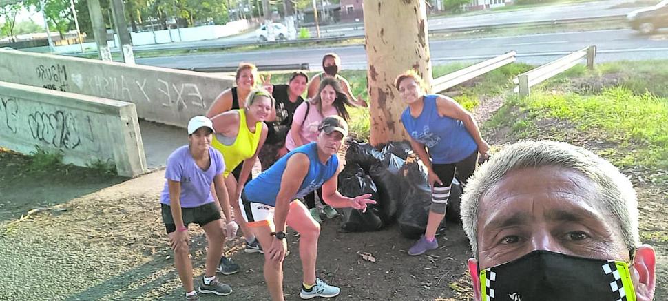 MISIÓN CUMPLIDA. Miembros del Círculo de Atletas Maratonistas se unieron para hacer plogging en Las Talitas.