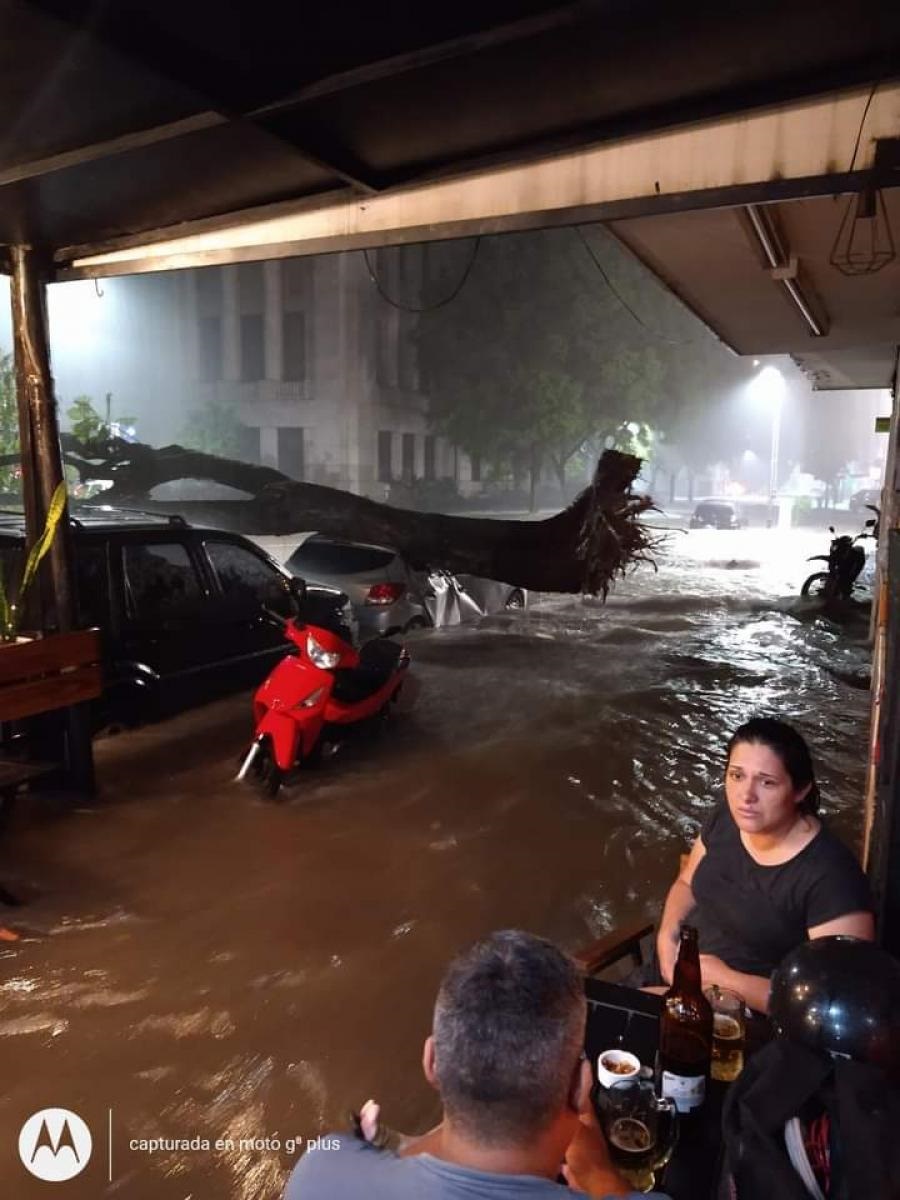 PELIGRO. Los conductores no sabían si avanzar, frenar o improvisar maniobras para escapar de las calles inundadas. 