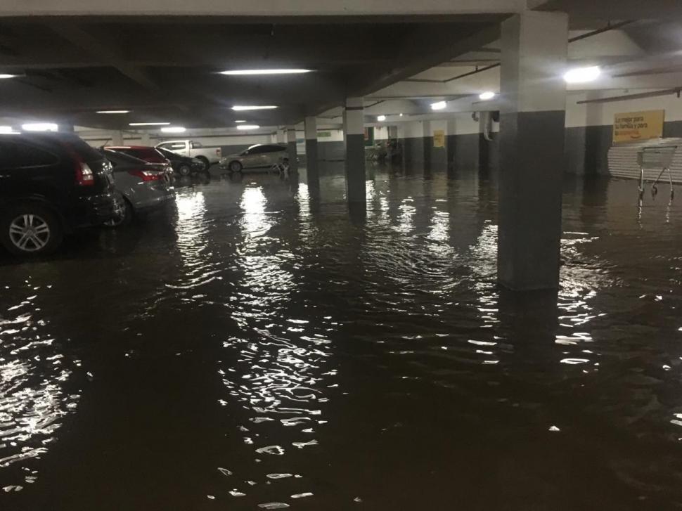  EN LA COCHERA. El agua también ingresó a un estacionamiento subterráneo.  