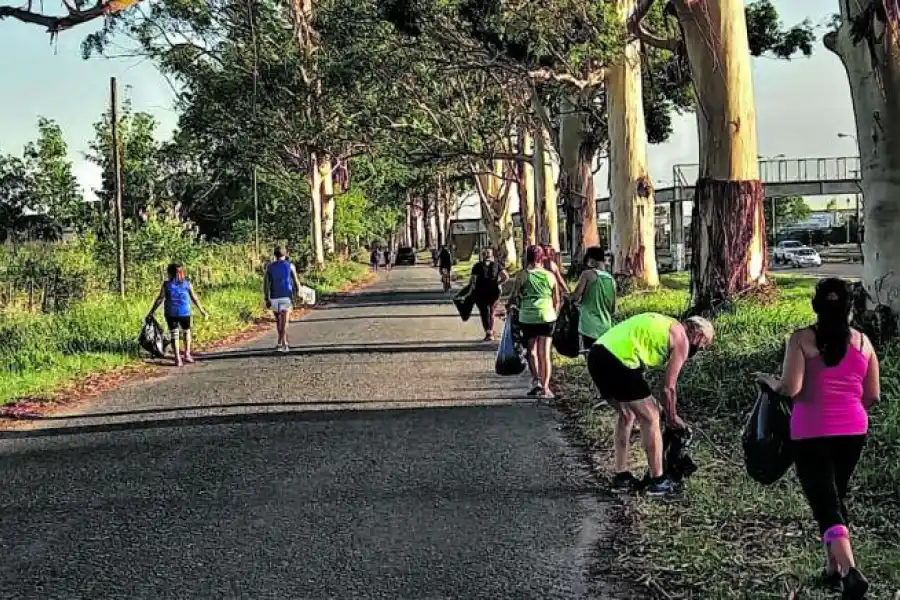 EN LAS TALITAS. Mientras un grupo limpiaba el Parque, otro recogía basura en la ruta 9, en la zona del ex Arsenal.
