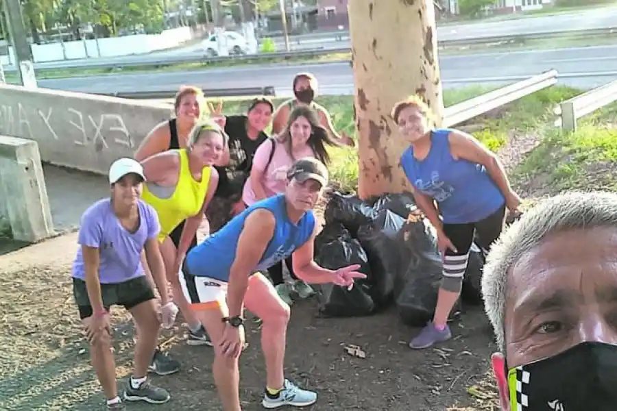 MISIÓN CUMPLIDA. Miembros del Círculo de Atletas Maratonistas se unieron para hacer plogging en Las Talitas.