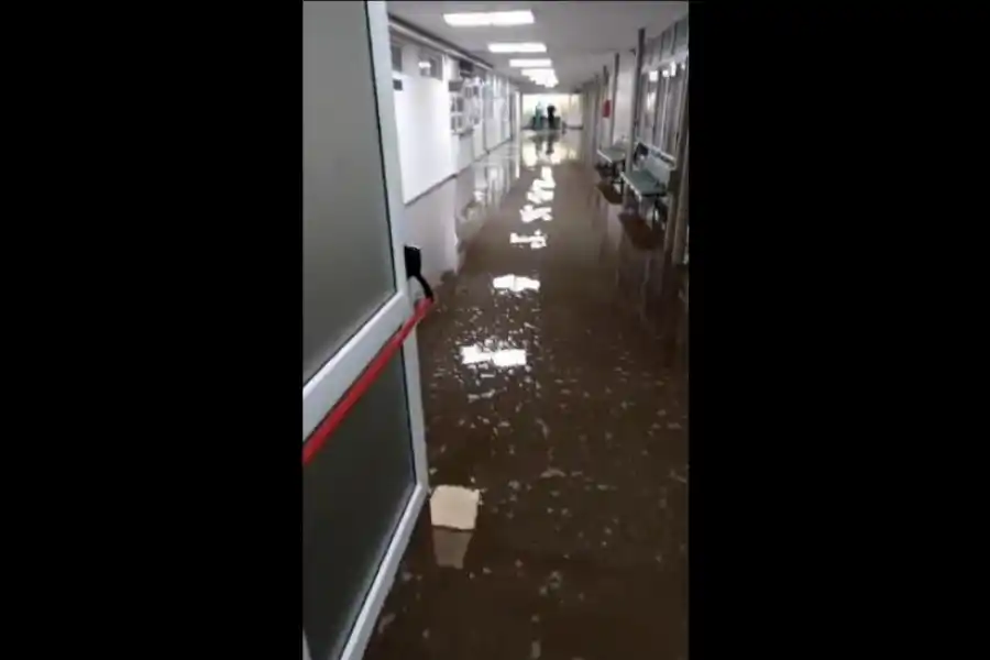AGUA PARA LOS NIÑOS. El interior del Hospital del Niño Jesús tampoco resistió el arrastre de la tormenta, que se coló en sus pasillos.