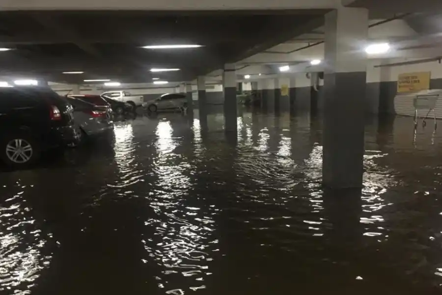  EN LA COCHERA. El agua también ingresó a un estacionamiento subterráneo.  