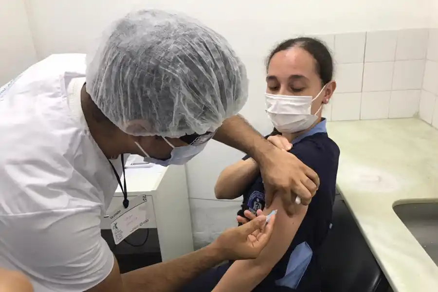 Lorena Basualdo recibiendo la vacuna Sputnik V