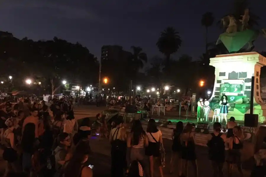 Vigilia en apoyo a la legalización del aborto en la plaza San Martín