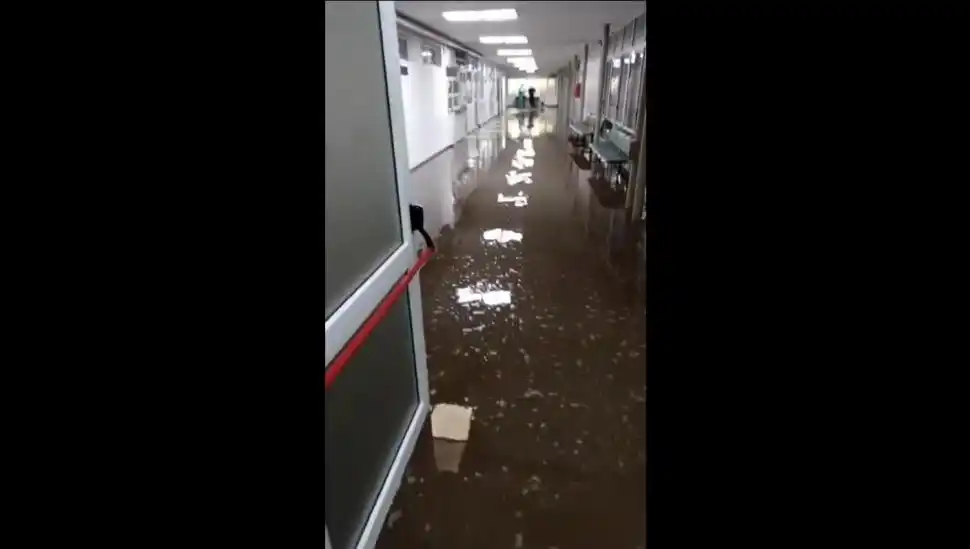 AGUA PARA LOS NIÑOS. El interior del Hospital del Niño Jesús tampoco resistió el arrastre de la tormenta, que se coló en sus pasillos.