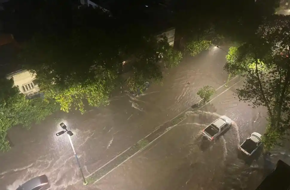 AGUA PARA LOS NIÑOS. El interior del Hospital del Niño Jesús tampoco resistió el arrastre de la tormenta, que se coló en sus pasillos.
